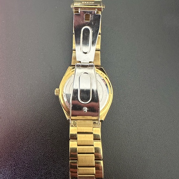 Gold guess watch - Picture 5 of 7